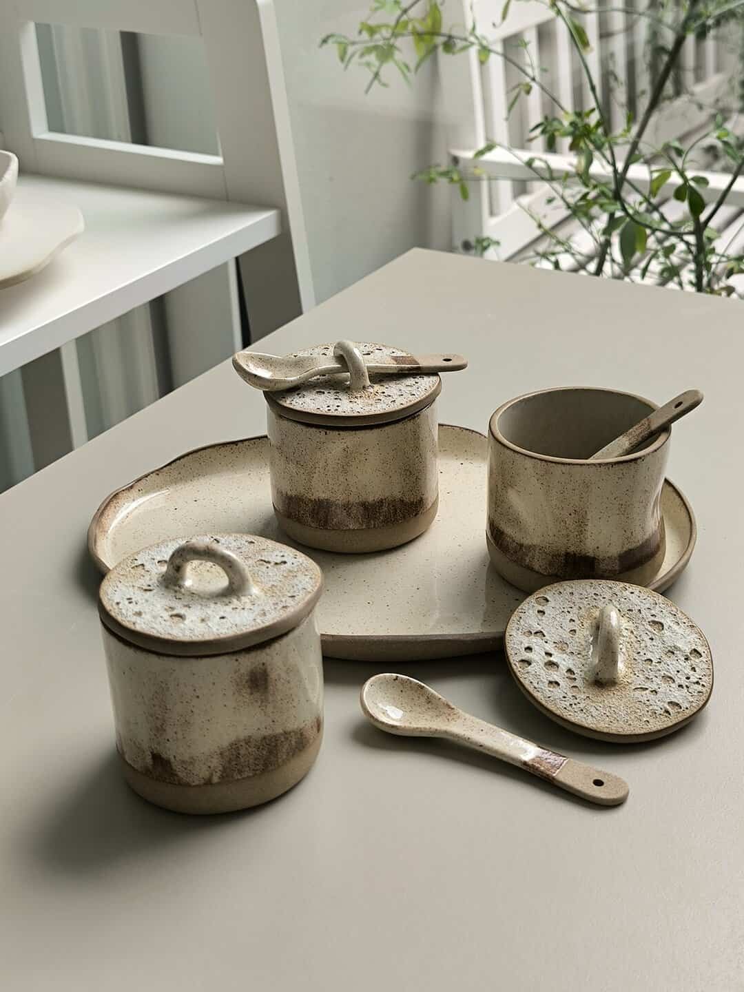 Vajilla de autor y cuencos cerámicos sobre mesa para restaurantes