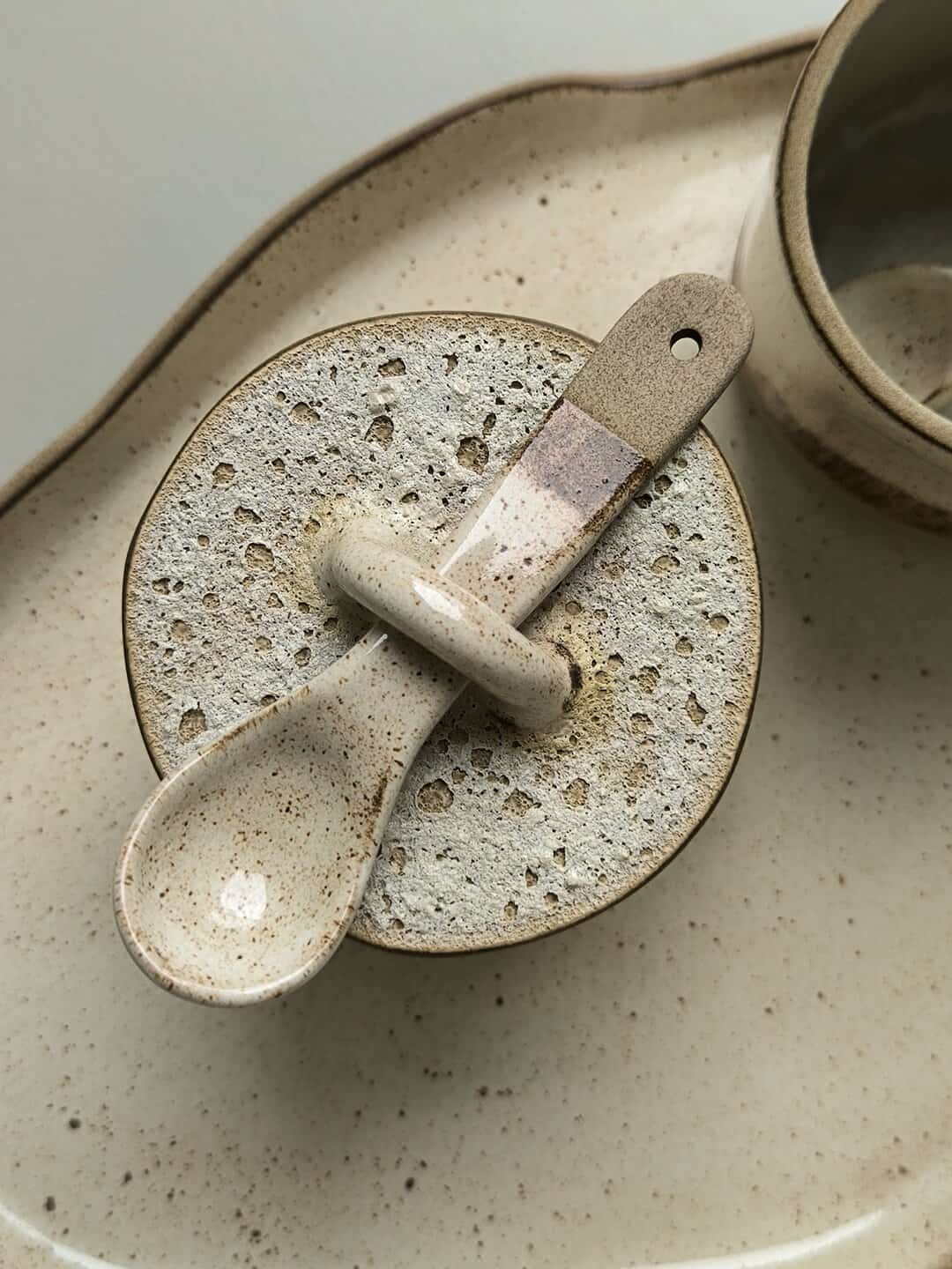 Detalle de tapa de cerámica artesanal con texturas naturales